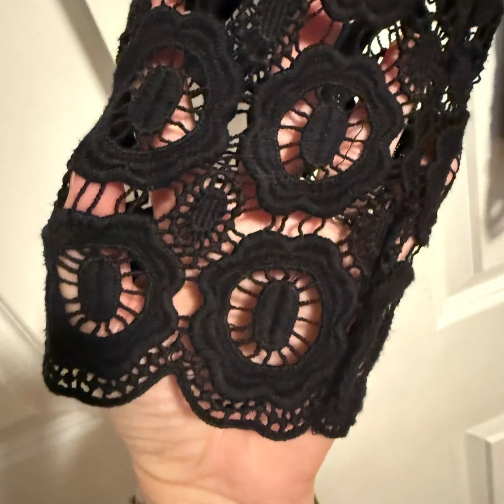 J. McLaughlin Black Cotton Eyelet Lace Top Size Large‎